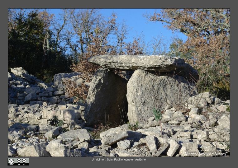 Dolmen à St Paul le Jeune en Ardèche