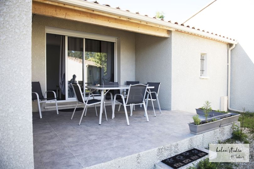 La terrasse de la villa Autan, gite 4 à 6 personnes avec piscine proche des Vans en Sud Ardèche