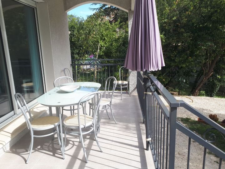 La terrasse de la villa Mistral, gite 4 à 6 personnes à St Paul le Jeune en Ardèche