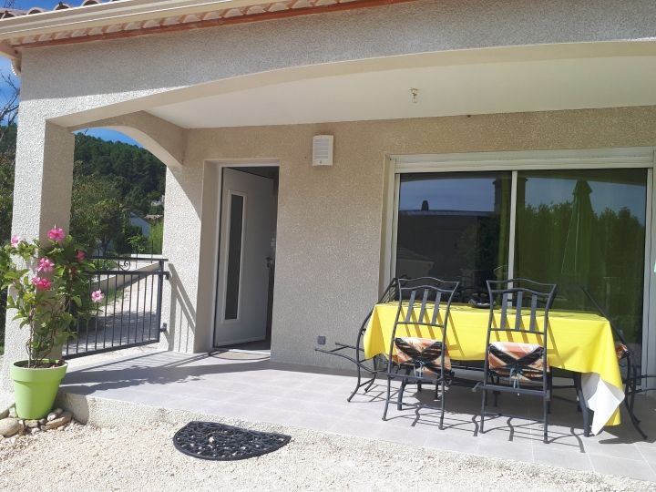 La terrasse de la villa Zéphyr, gite avec piscine proche des Vans en Sud Ardèche