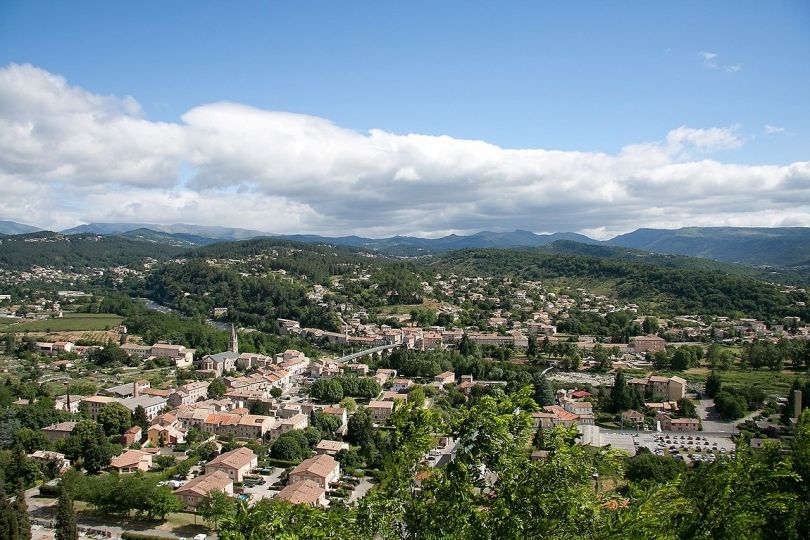 Vue sur le village de Saint Paul le Jeune en Ardèche